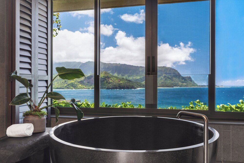 Bañera con vista a un paisaje de montañas