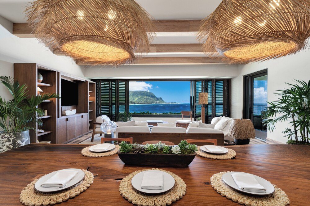 Comedor moderno con mesa de madera en el resort