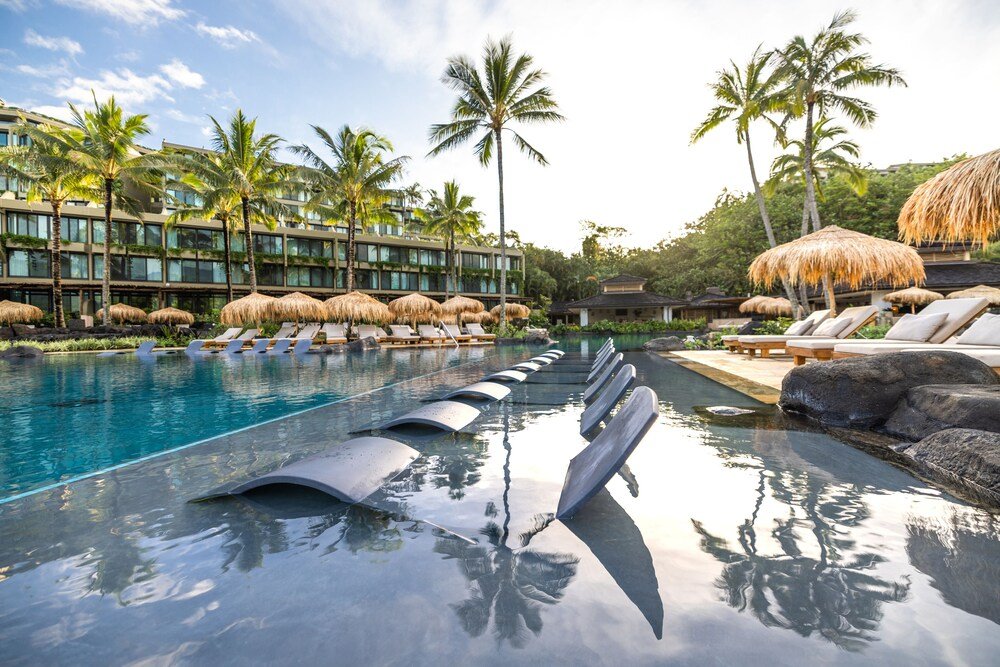 Piscina del resort con reposeras y palmeras
