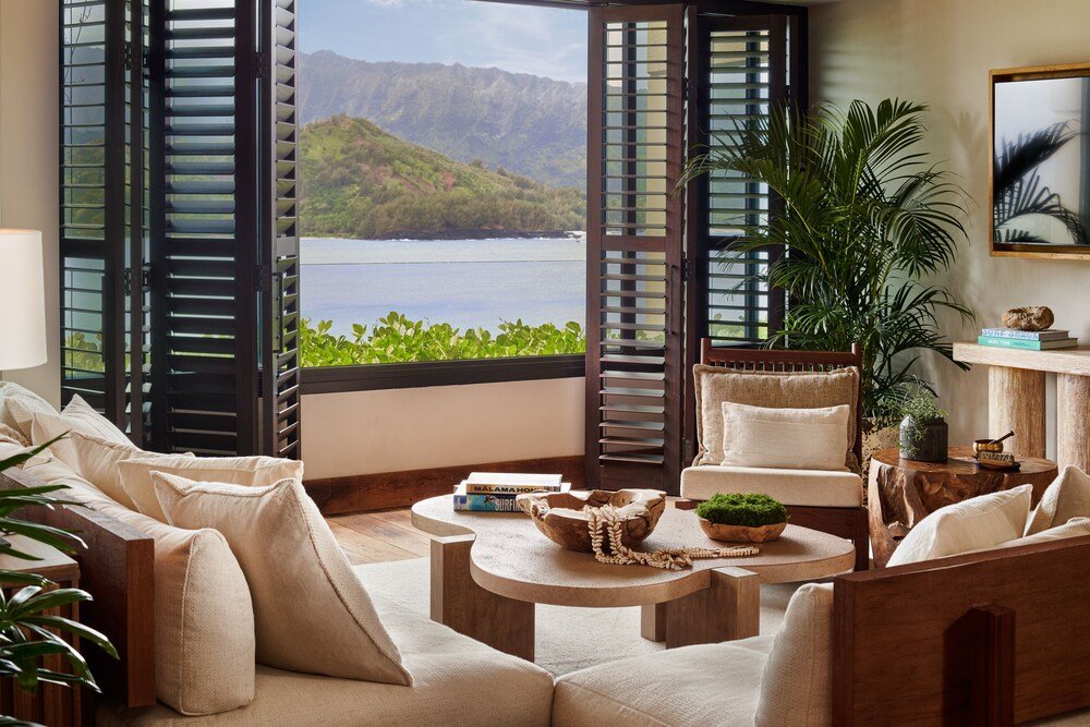 Sala acogedora con sofá y mesa ratona