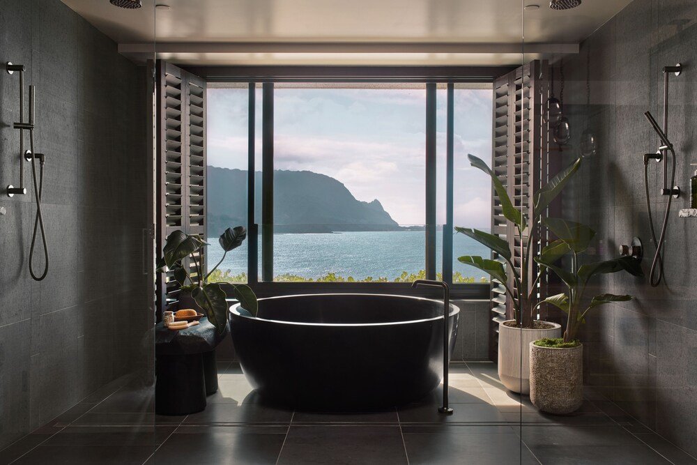 Baño moderno con bañera exenta