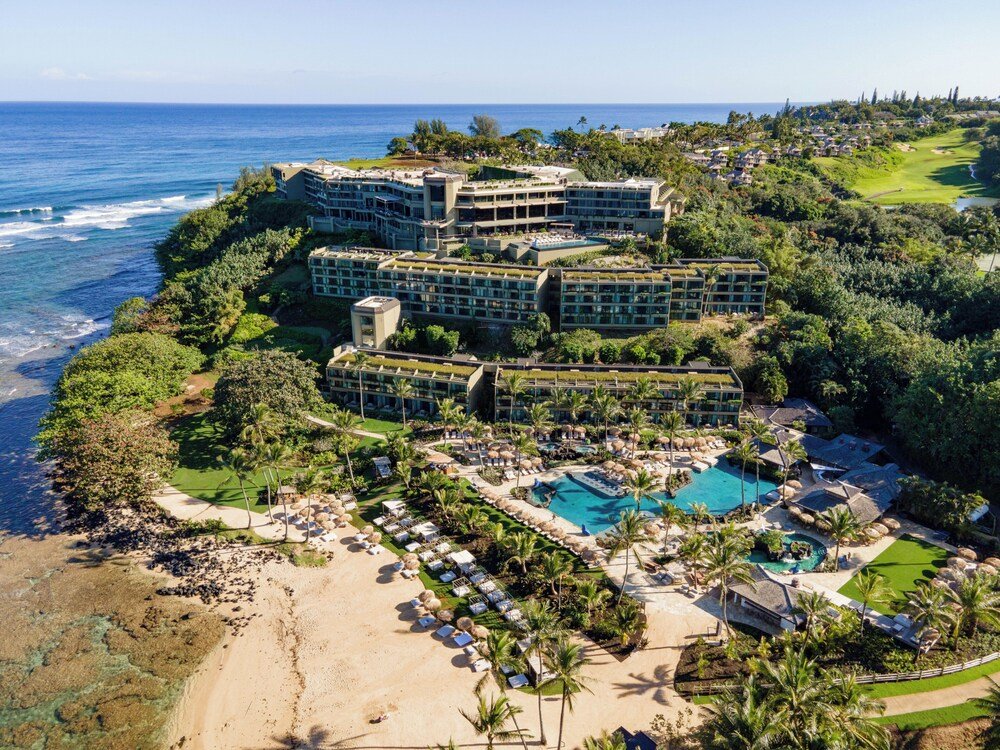 Edificios del resort y piscina vistos desde arriba