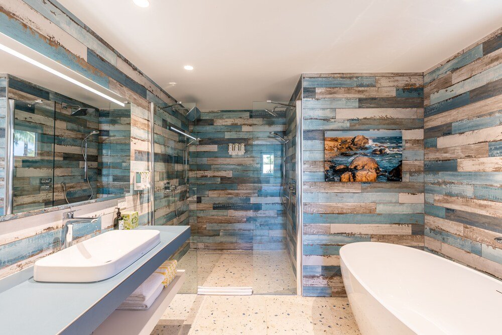 Baño moderno con bañera grande