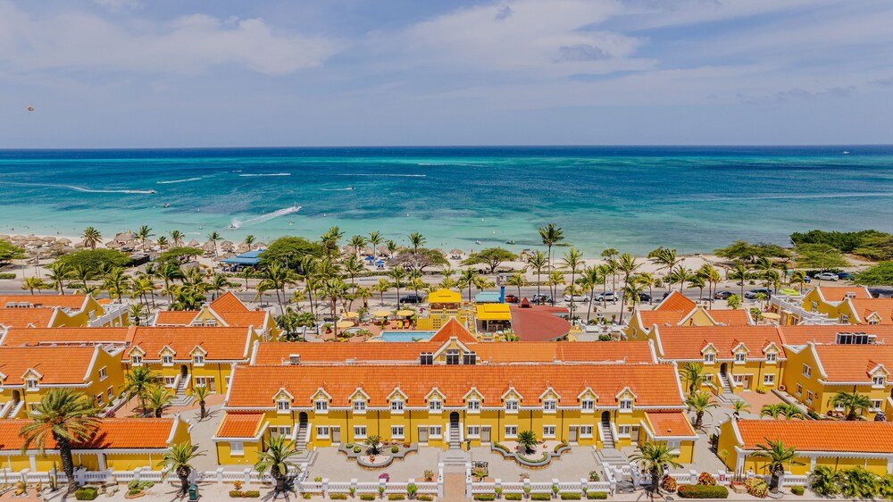 Resort costero con edificios amarillos junto a la playa