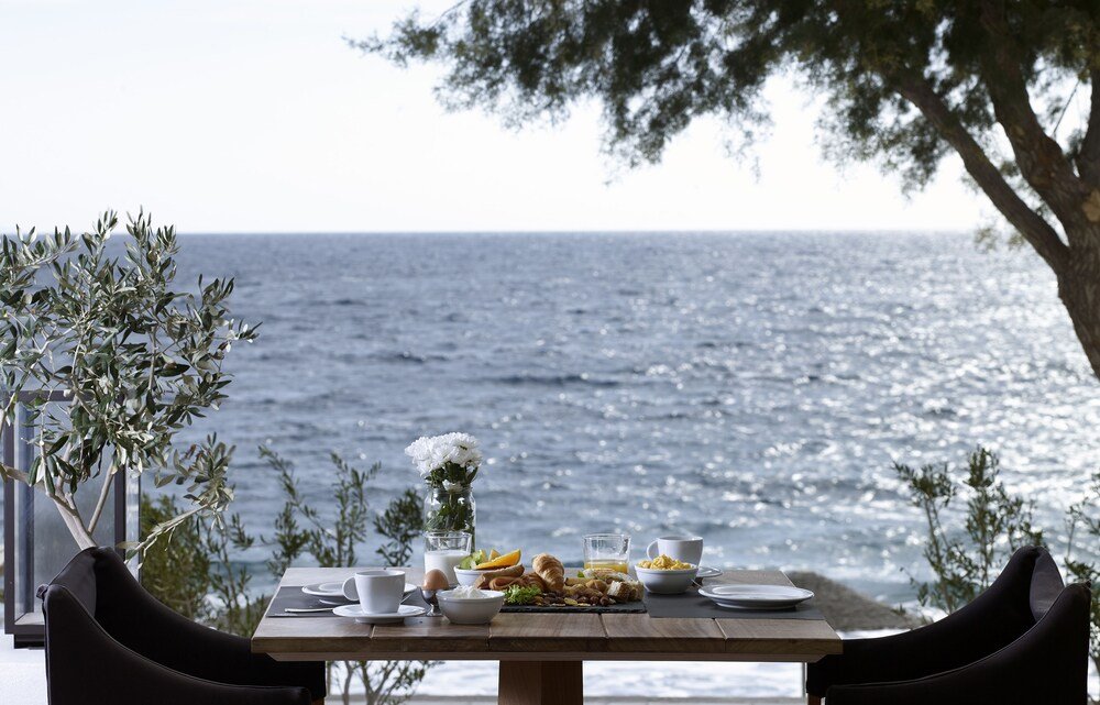 Mesa de desayuno servida con vista al mar