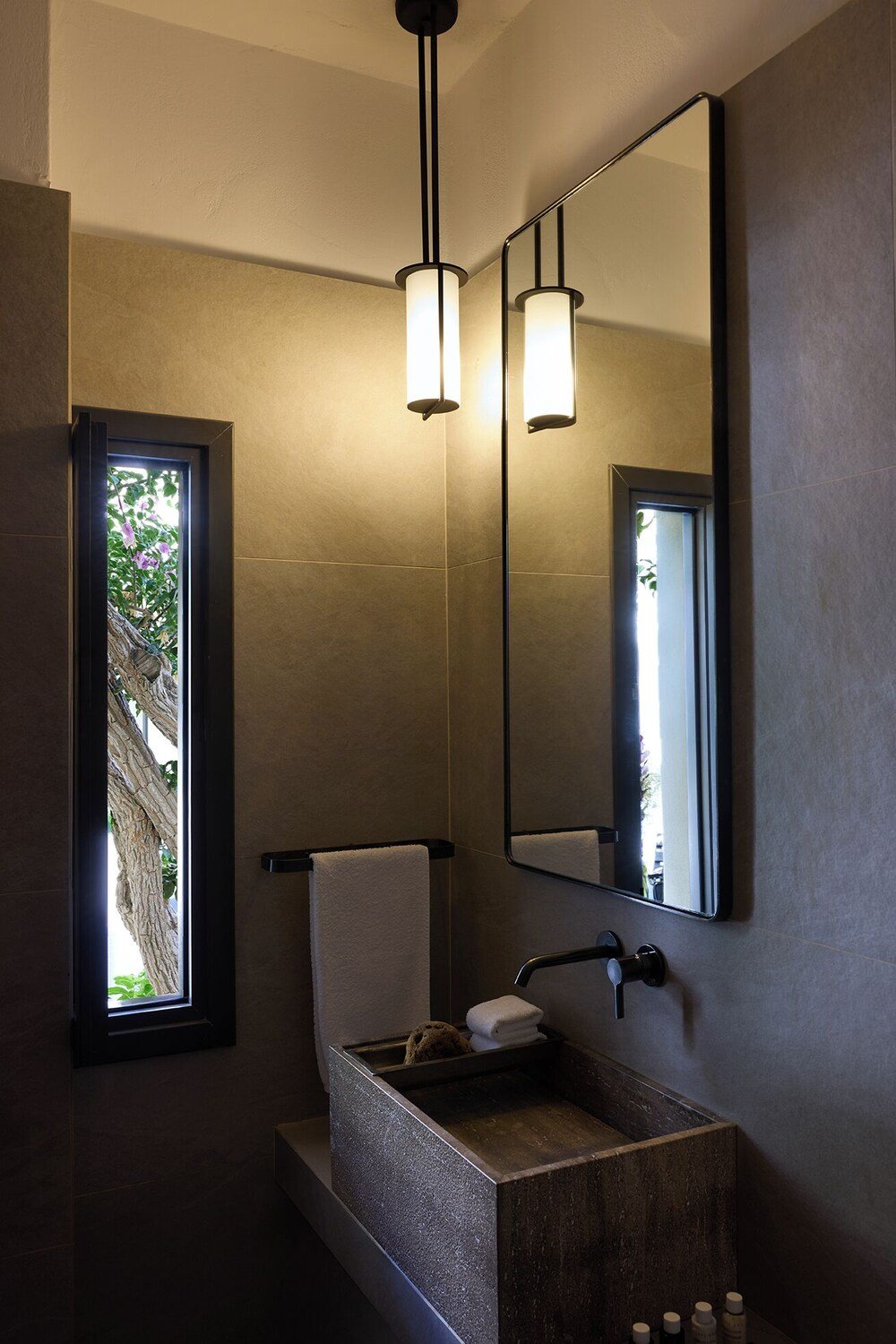 Baño moderno con lavabo de piedra