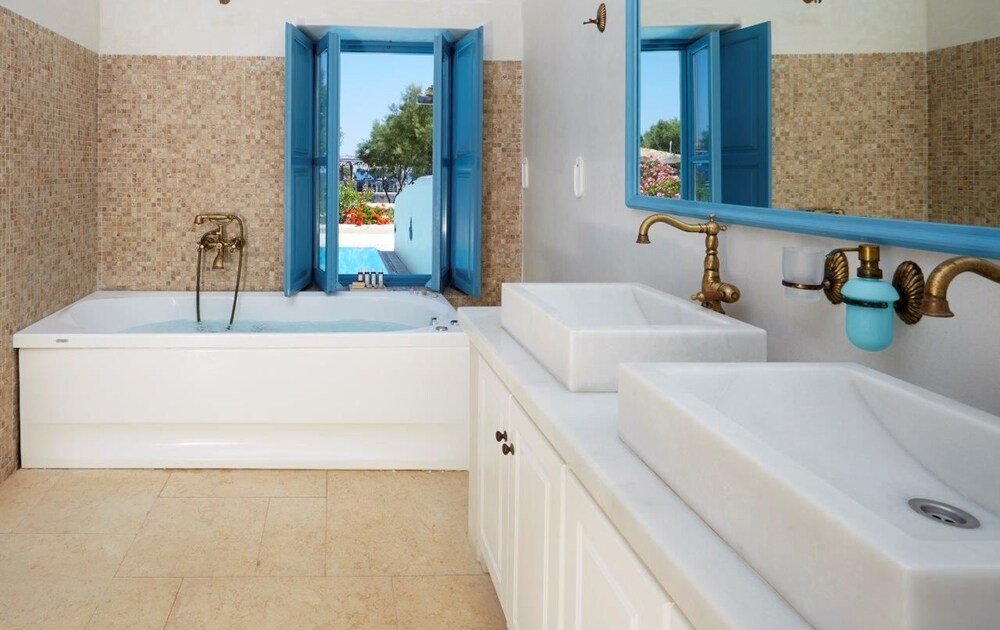 Baño con bañera y dos lavabos