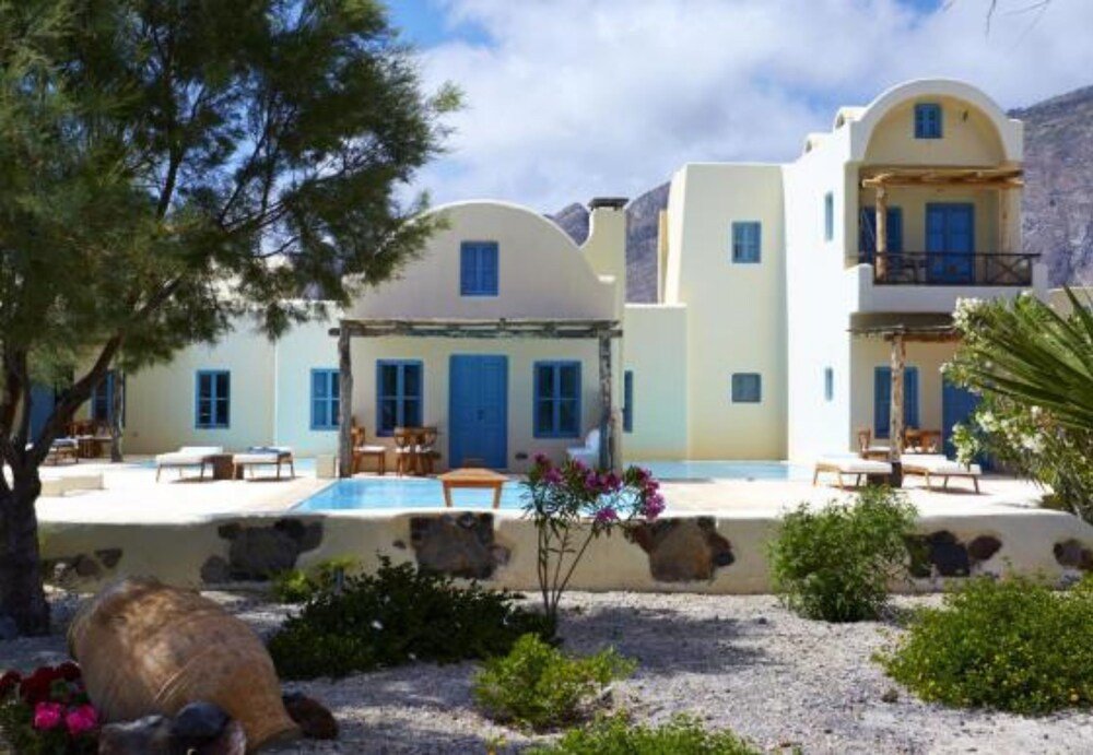 Resort con varios edificios y asientos al aire libre