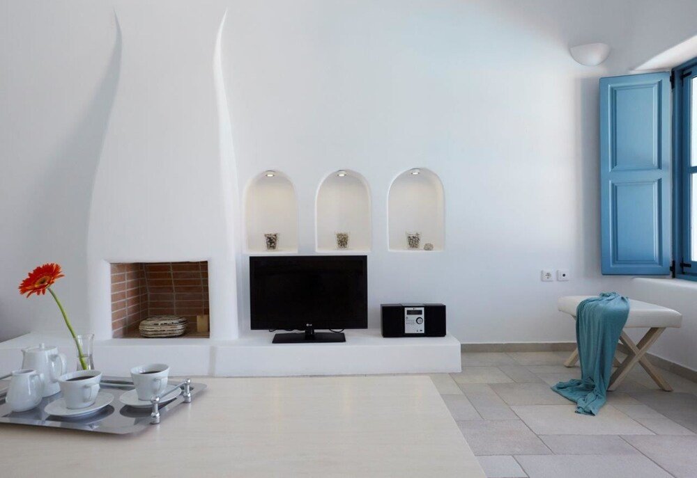 Sala moderna con chimenea