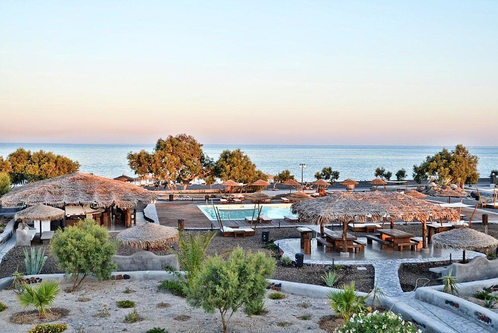 Resort con cabañas de techo de paja y piscina