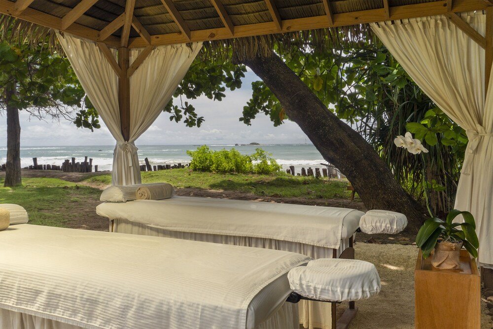 Spa junto a la playa con dos camillas de masaje en Capitán Suizo