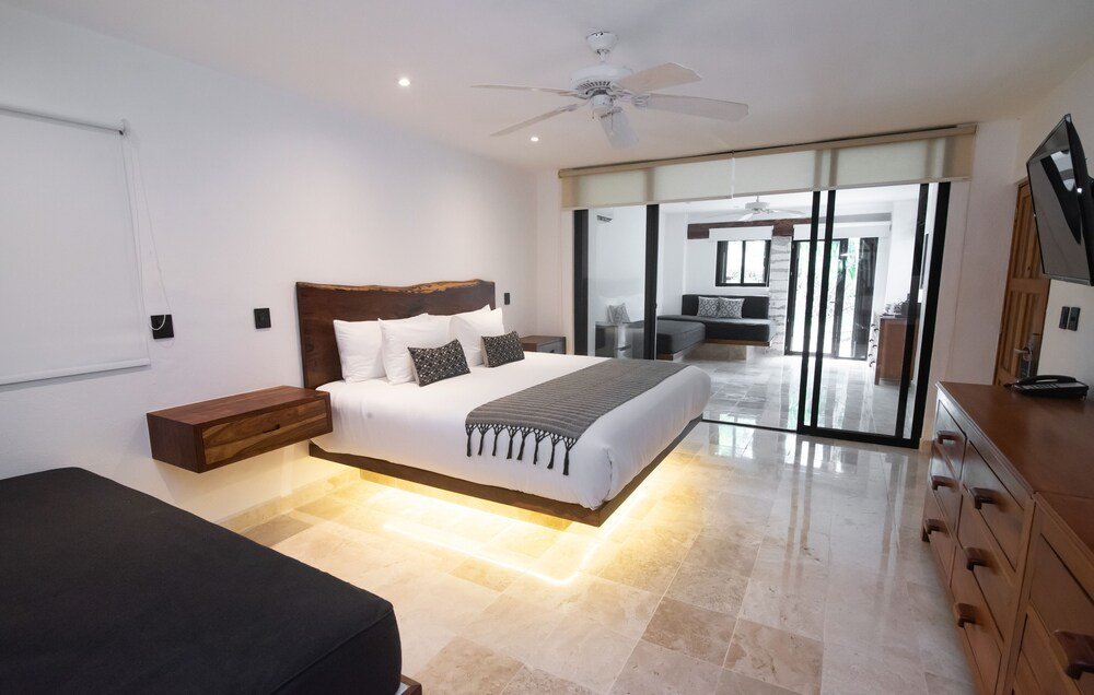 Dormitorio moderno con cama grande en Casa del Jaguar Beach Hotel