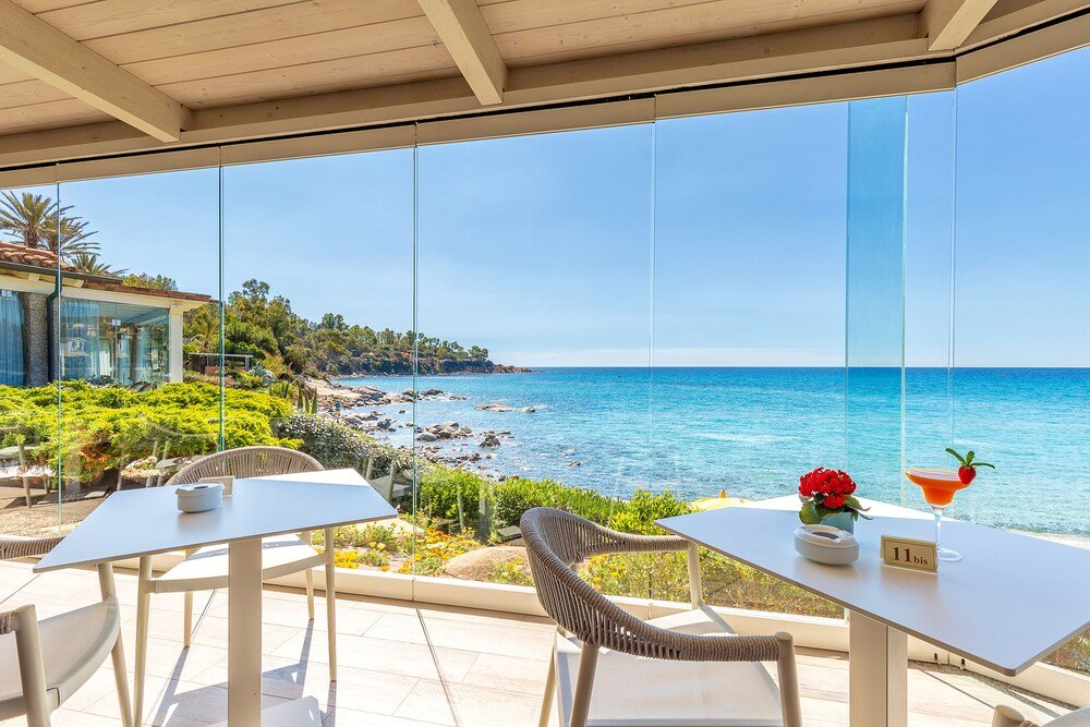 Habitación con cama y vista al mar en La Bitta