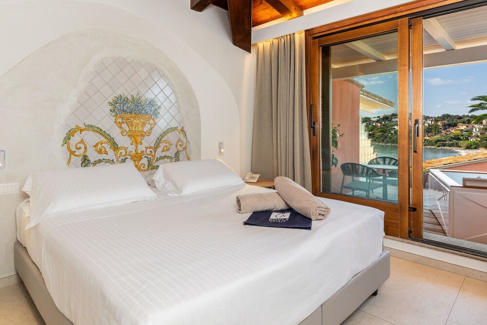 Habitación moderna con cama grande y zona de estar en La Bitta