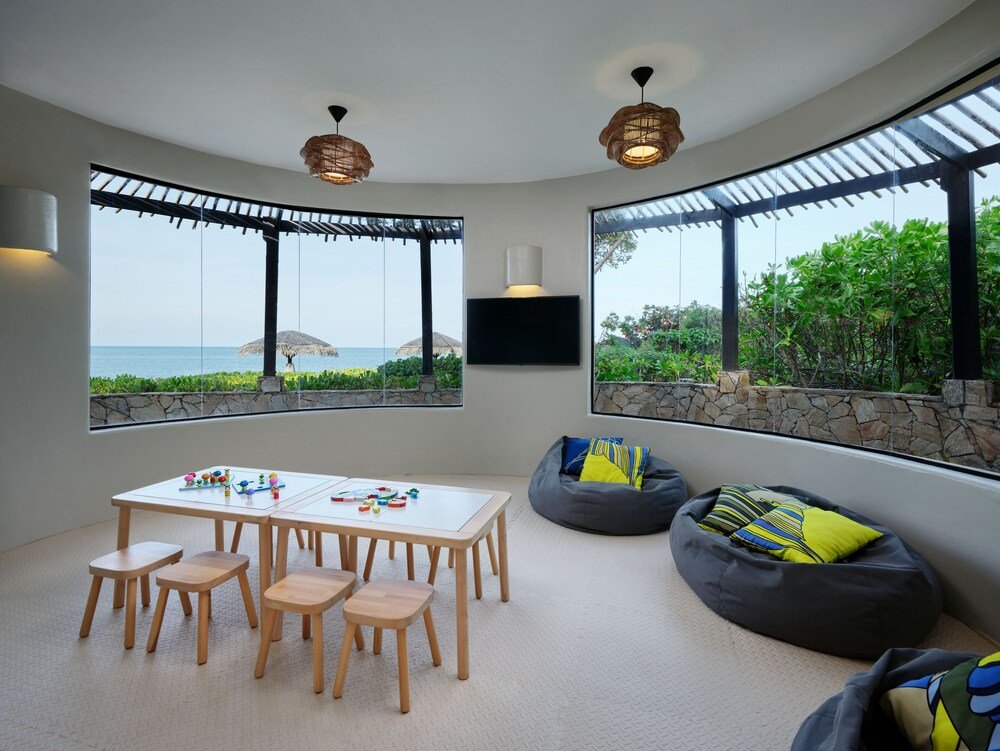 Modern room with a large table and chairs at Garrya Tongsai Bay