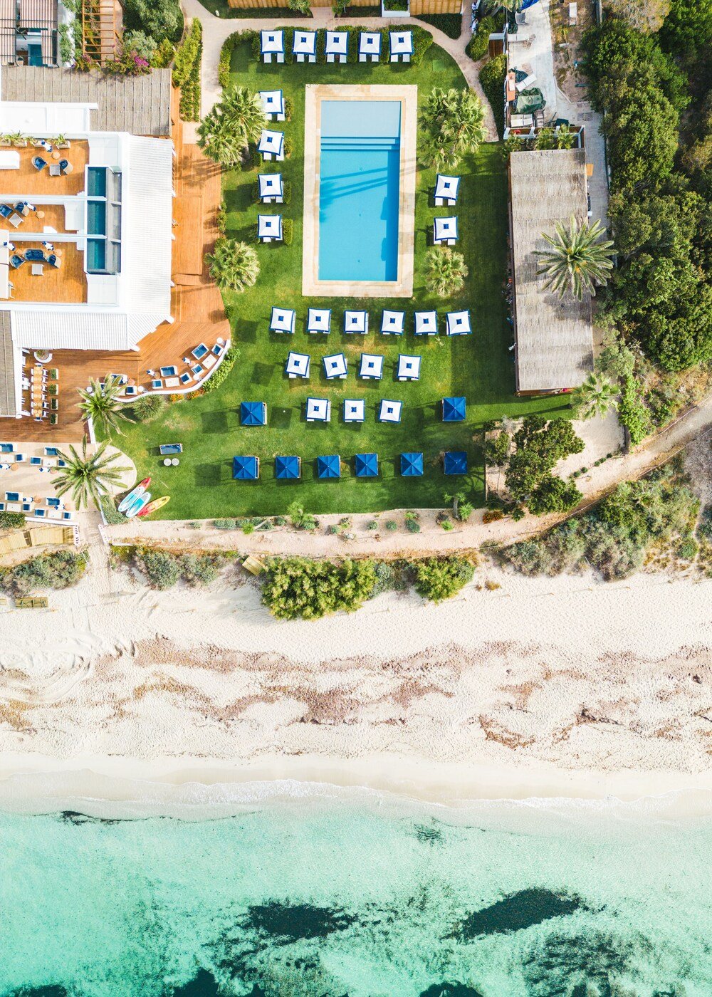 Vista aérea del resort con una piscina central en Formentera