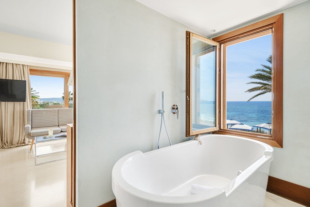 Baño moderno con bañera exenta en Gecko Hotel & Beach Club