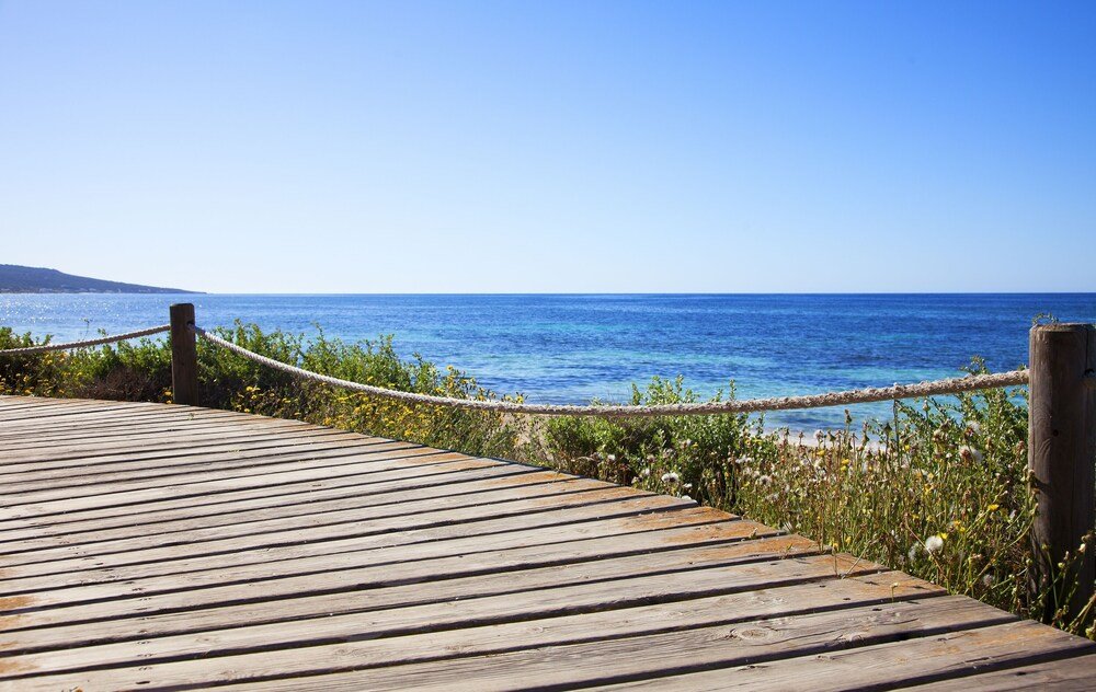 Pasarela de madera hacia la playa en Playa de Migjorn, Formentera