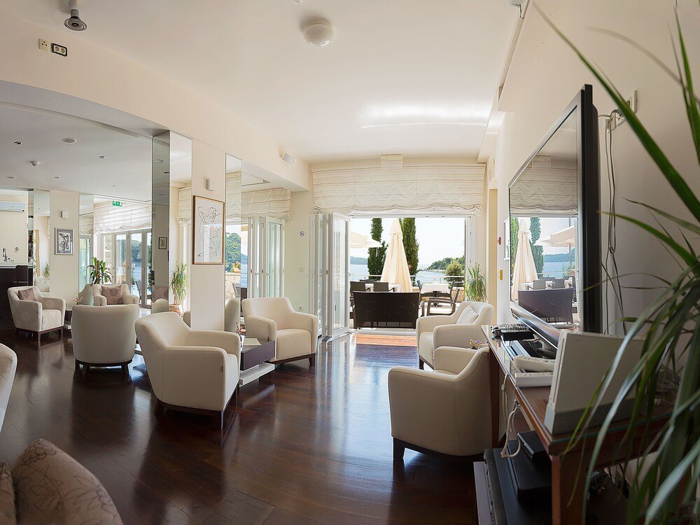 Sala con barra y asientos