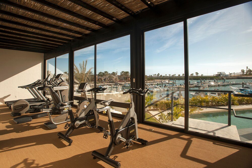 Gimnasio con vista a la marina y los barcos