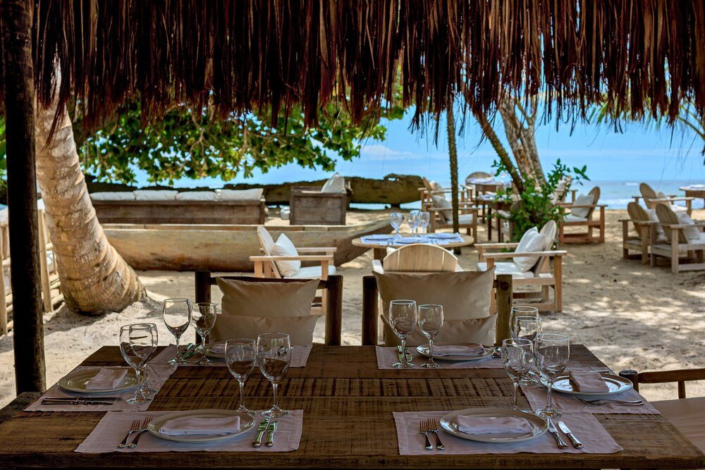 Comedor junto a la playa con mesas preparadas para dos