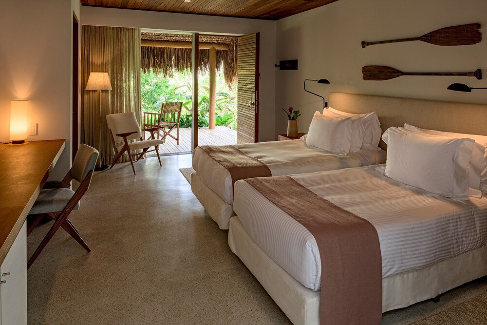 Habitación de hotel con dos camas y un escritorio