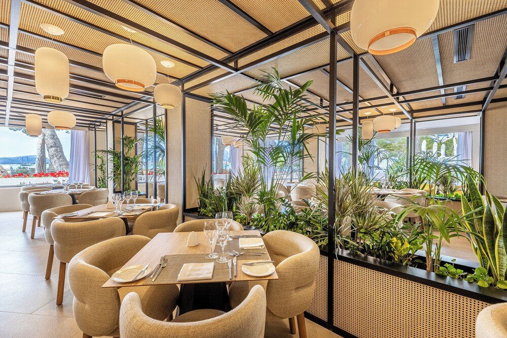 Restaurant with round tables and hanging lights
