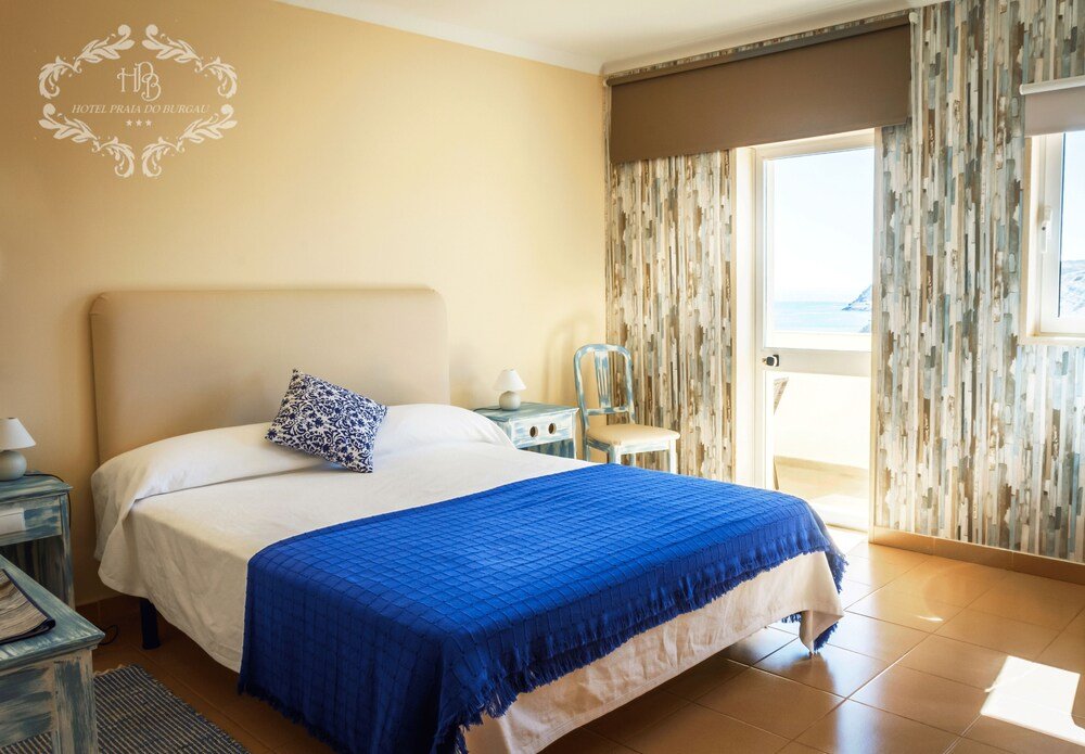 Habitación de hotel con cama y mesa de luz
