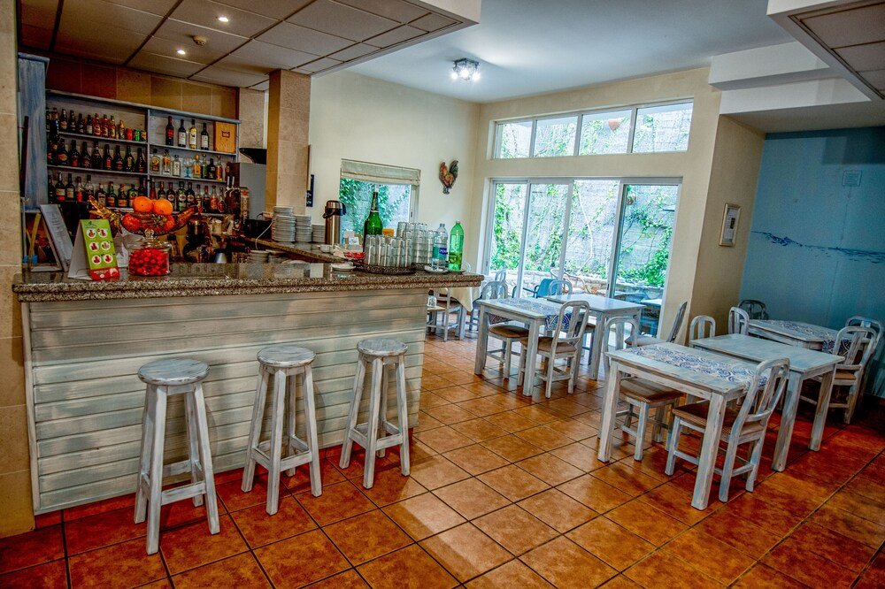 Restaurante con zona de bar y varias mesas