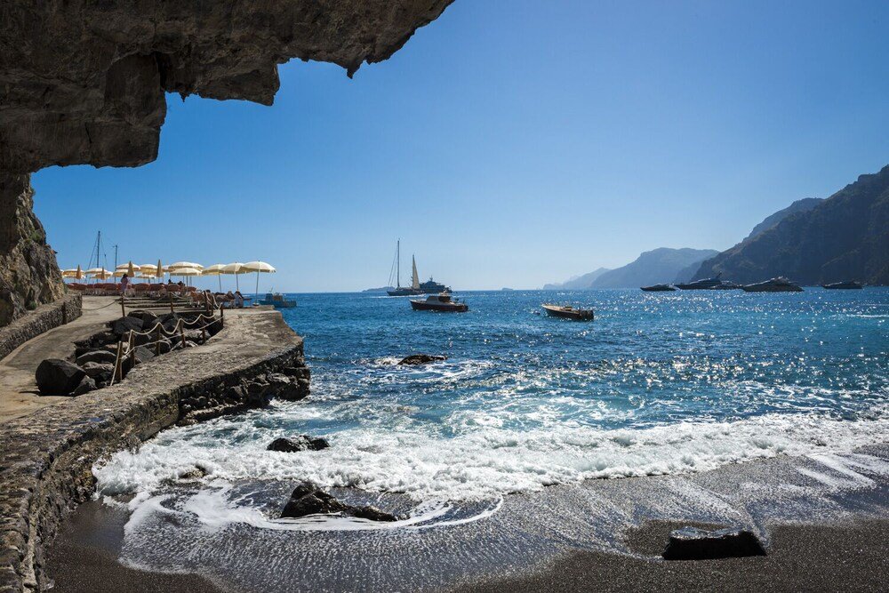Orilla rocosa con un muelle en la Costa Amalfitana