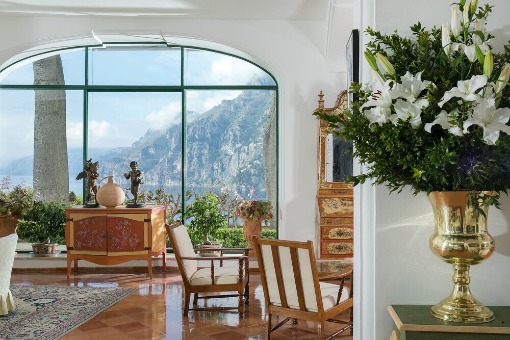 Habitación con una gran ventana en arco y un armario de madera