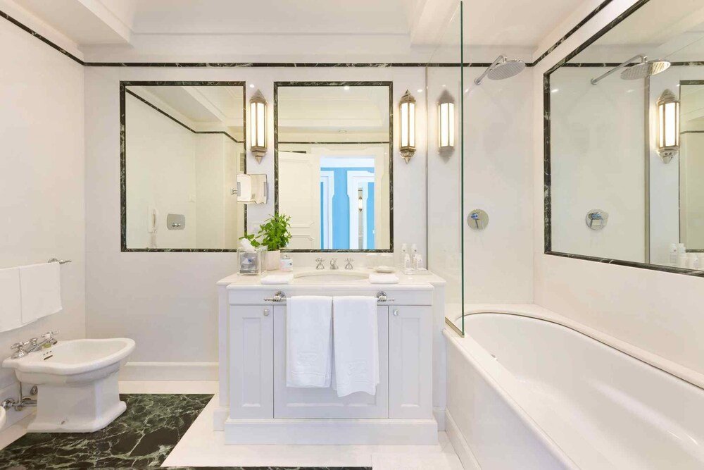 Baño con tocador blanco y bañera exenta