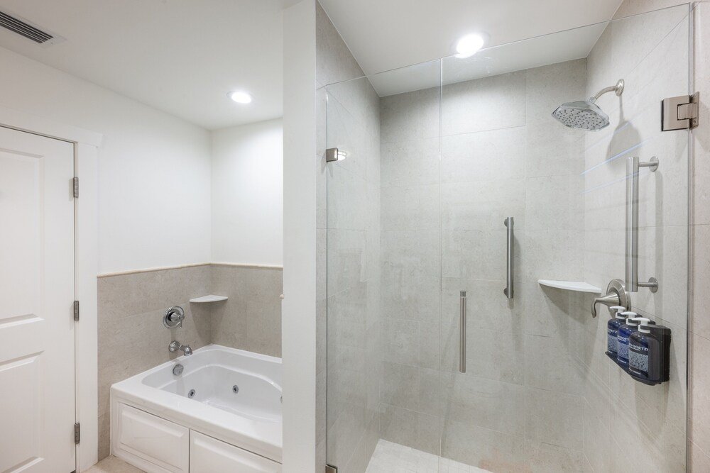 Baño moderno con ducha enmarcada en vidrio