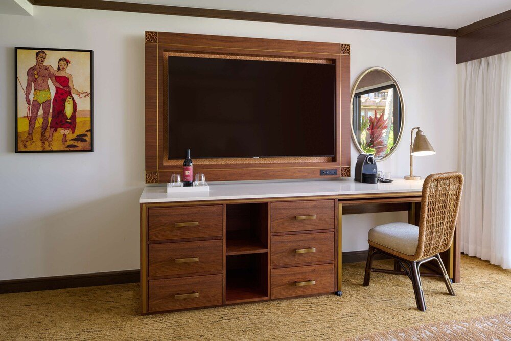 Hotel room with a wooden desk and a large mirror