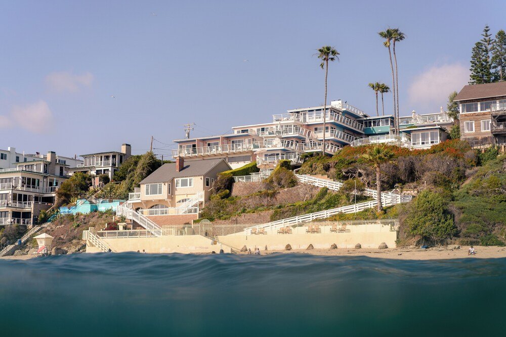 Zona residencial costera con casas y una playa cerca del hotel