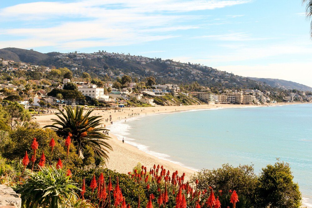 Pueblo costero con una playa y una colina en Laguna Beach
