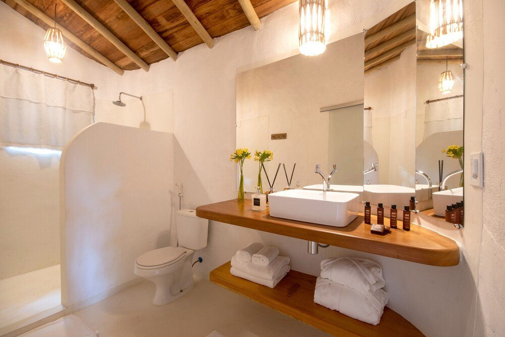 Baño moderno con mueble de madera y un gran espejo