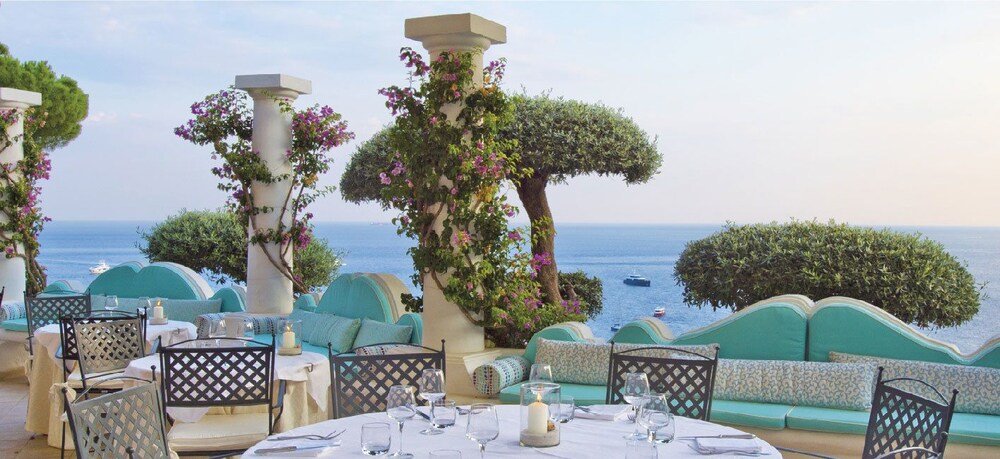 Outdoor dining area with tables and chairs at Marincanto