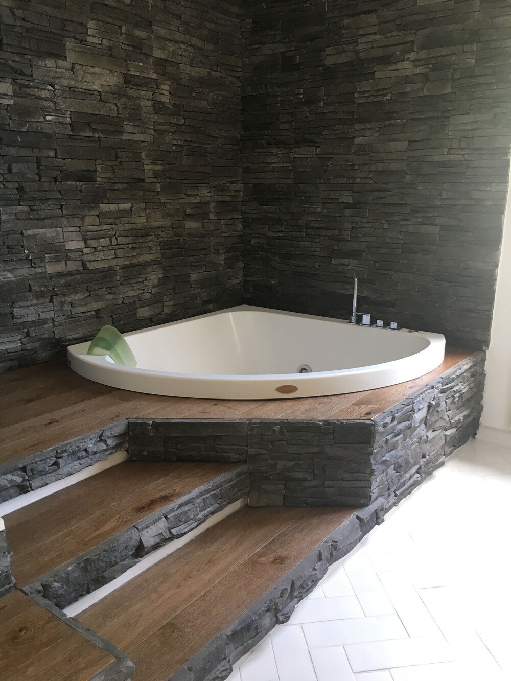 Spa area with a stone wall and a wooden floor
