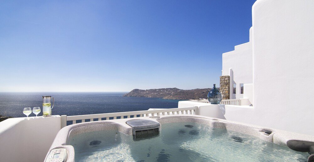 Jacuzzi con una vista despejada hacia el mar