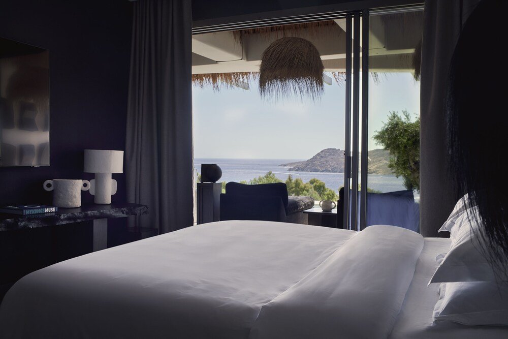 Habitación del hotel con una cama grande y un escritorio con lámpara