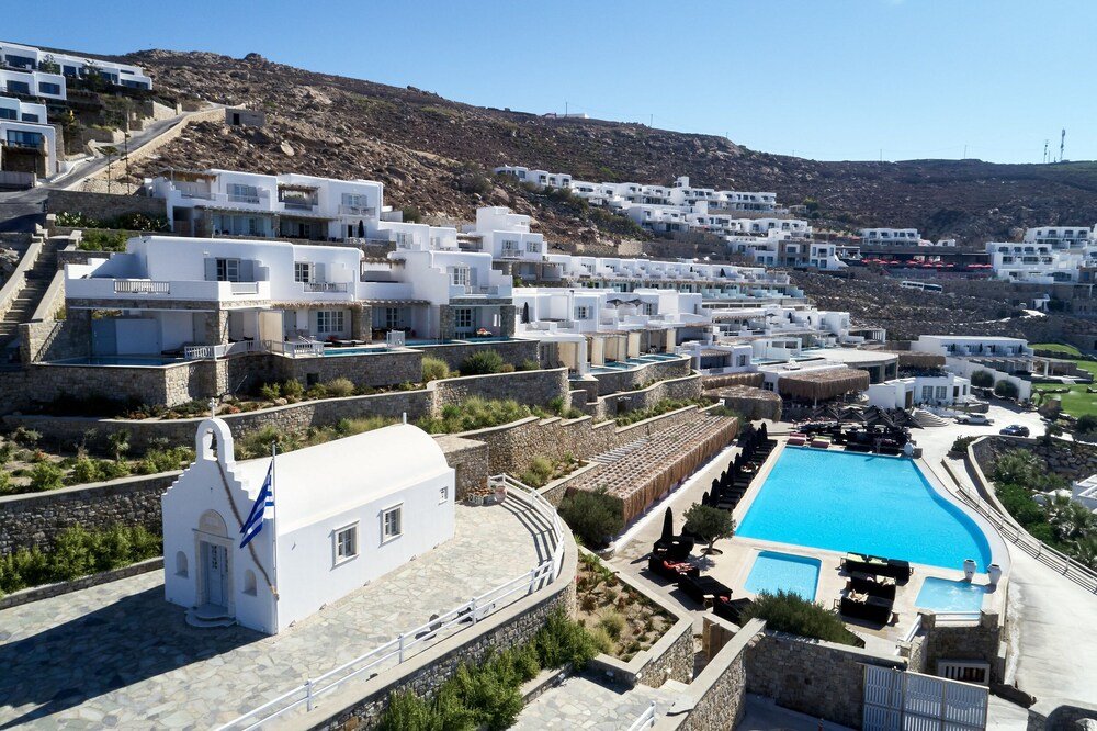 Resort costero con edificios blancos y una piscina