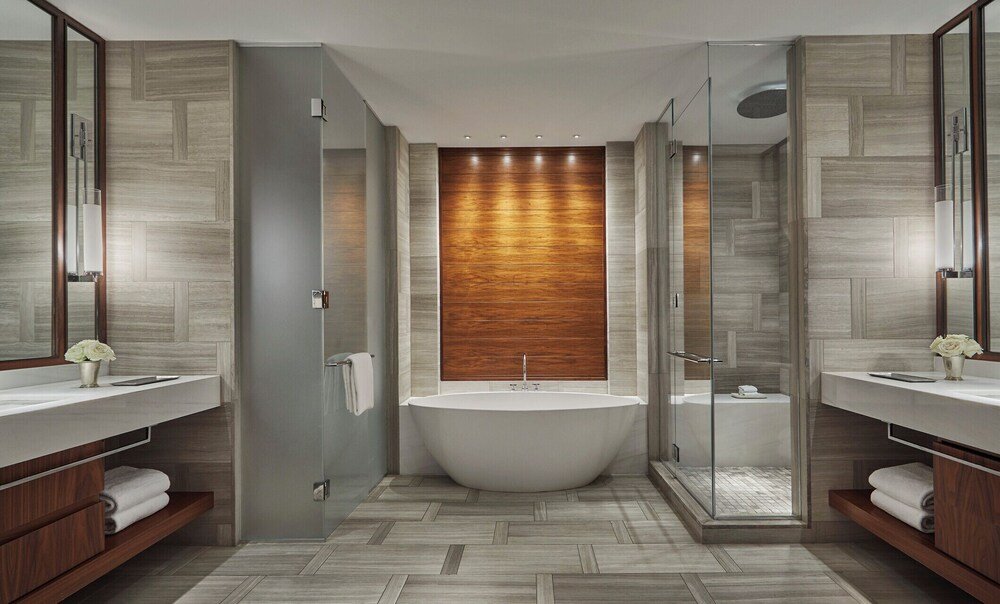 Baño moderno con bañera exenta