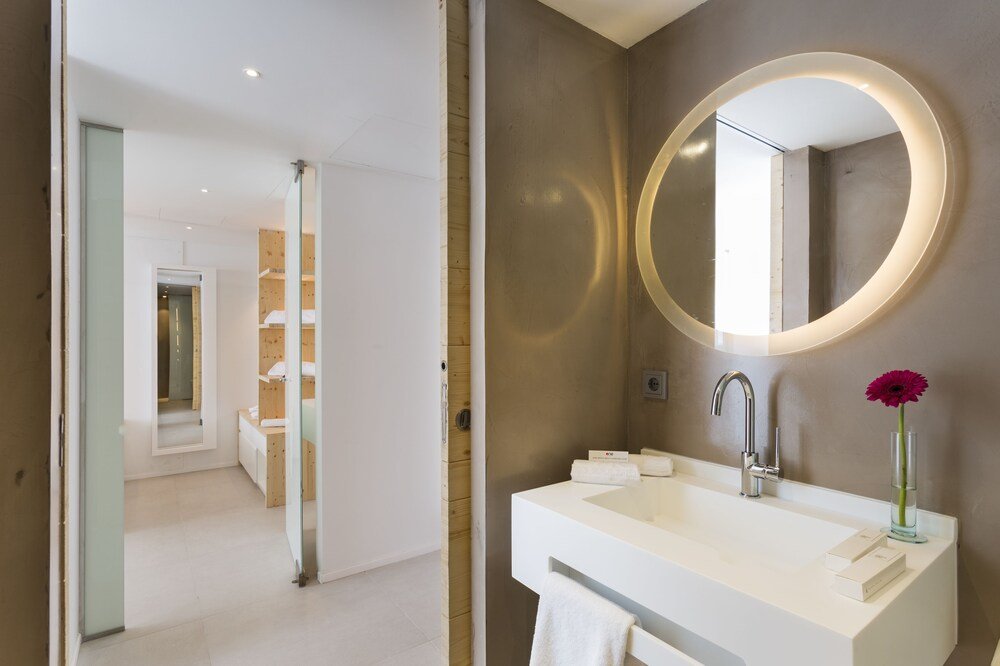 Modern bathroom with a large mirror
