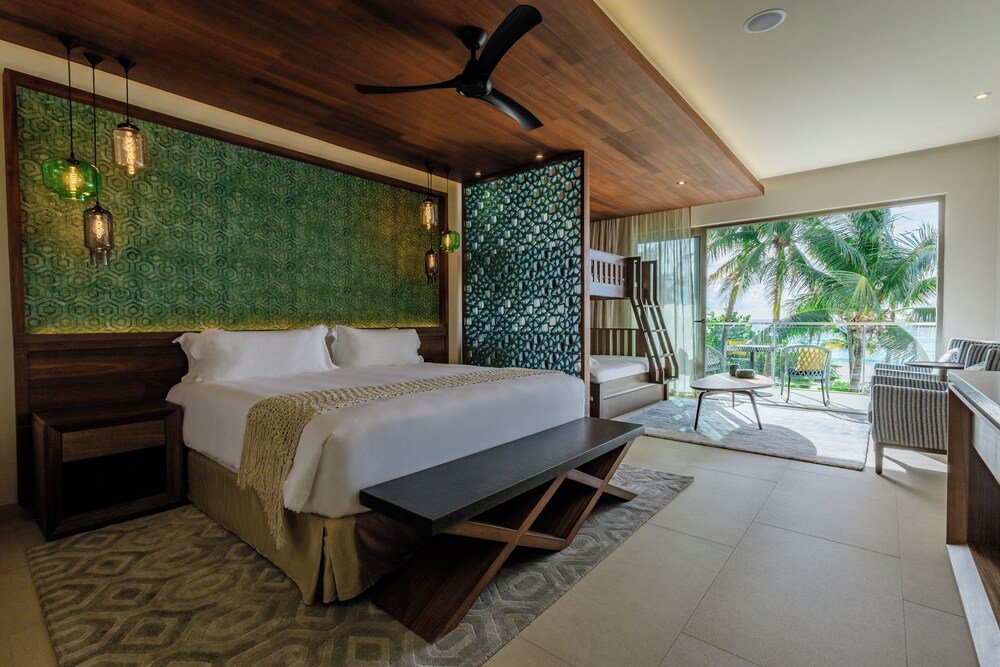 Habitación moderna con cama grande y balcón con vista a las palmeras
