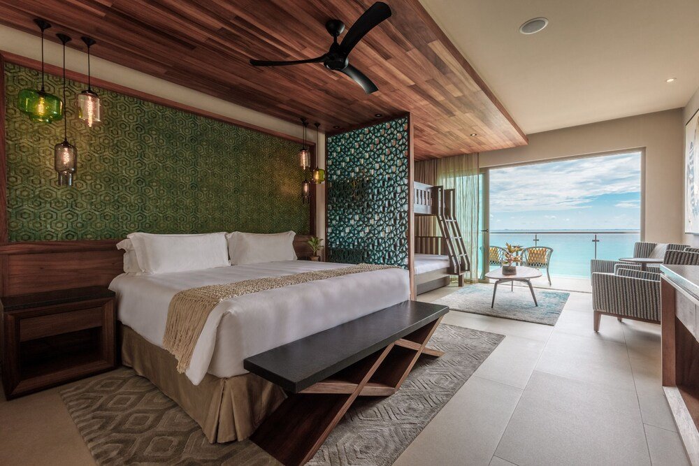Dormitorio moderno con una cama grande y techo de madera