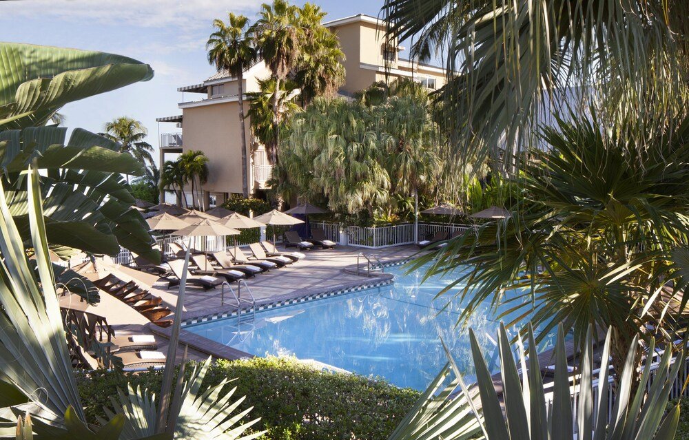 Zona de piscina con reposeras y sombrillas