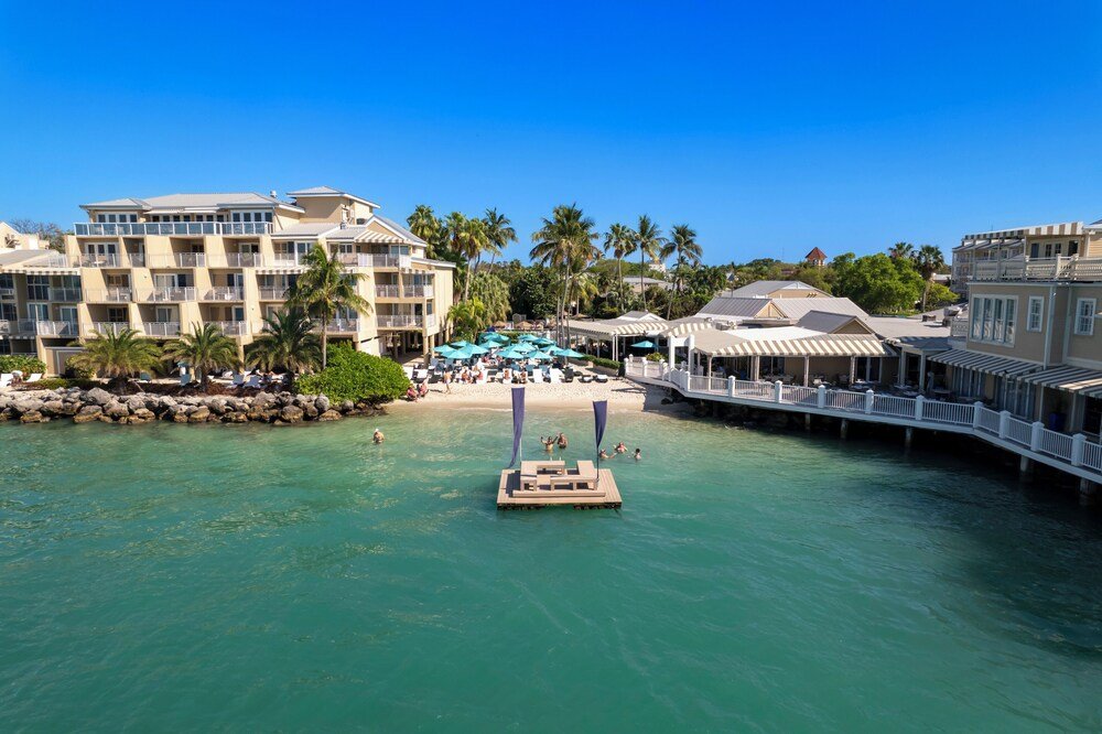 Resort con playa, un muelle y vista al agua