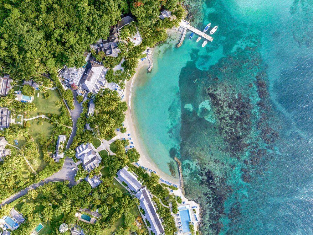 Vista aérea del resort con varios edificios