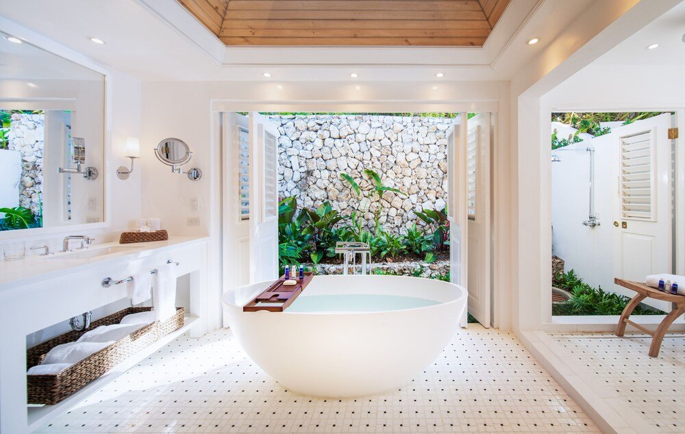 Baño moderno con bañera exenta
